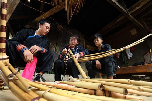 សិប្បករ លីអាលេញ ណែនាំពីរបៀបធ្វើគែនប្រពៃណីឲ្យយុវវ័យជំនាន់ក្រោយ សិប្បករ លីអាលេញ ណែនាំពីរបៀបធ្វើគែនប្រពៃណីឲ្យយុវវ័យជំនាន់ក្រោយ