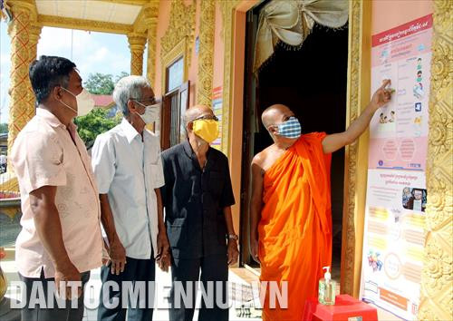 ព្រះចៅអធិការវត្ត ដៃតាសួស (ឃុំ ភូមី ស្រុក មីទូ ខេត្ត សុកត្រាំង) ផ្សព្វផ្សាយការងារបង្ការនិងប្រយុទ្ធប្រឆាំងនឹងការរីករាលដាលនៃជំងឺកូវីដ - ១៩ ក្នុងឱកាសបុណ្យចូលឆ្នាំថ្មីឆ្នាំ ២០២០ ។ រូបថត៖ ចិន្តា មាមីងបងប្អូនពុទ្ធបរិស័ទនៅវត្ត បុប្ផារាម (បាកលៀវ) បានអញ្ជើញមកប្រគេនទេយ្យទានចំពោះព្រះសង្ឃក្នុងថ្ងៃបញ្ចប់នៃពិធីបុណ្យចូលឆ្នាំថ្មី (ថ្ងៃទី ១៦ មេសា ឆ្នាំ ២០២០) ដោយមានពាក់ម៉ាស អង្គុយឃ្លាតឆ្ងាយពីគ្នា ធានាគម្លាតសុវត្ថិភាព ។ រូបថត៖ថាញ់លៀម