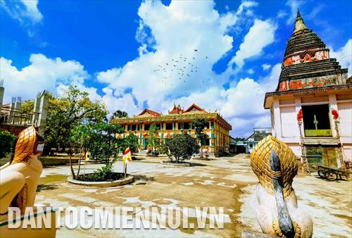 នៅទូទាំងតំបន់ ណាមបូ បច្ចុប្បន្នមានវត្តខ្មែរកាន់ពុទ្ធសាសនាទក្ខិណនិកាយជិត ៤៦០ ជាមជ្ឈមណ្ឌល វប្បធម៌ អប់រំ ជាទីកន្លែងប្រព្រឹត្តឡើងនូវសកម្មភាពសាសនា វប្បធម៌ប្រពៃណីរបស់បងប្អូនជនជាតិខ្មែរជាង ១,៣ លាននាក់ តែងប្រមូលផ្តុំគ្នាយ៉ាងច្រើនកុះករជាប្រចាំក្នុងឱកាសបុណ្យទាន បុណ្យចូលឆ្នាំថ្មី។ ក្នុងរូបថត៖ ខុសប្លែកពីរាល់ឆ្នាំ បរិវេណវត្ត ឃោសិតារាម (ឃុំ ហ៊ឹងហូយ ស្រុក វិញលើយ ខេត្ត បាកលៀវ) ស្ងប់ស្ងាត់ មិនគគ្រឹកគគ្រេង តែល្អប្រពៃក្នុងឱកាសបុណ្យចូលឆ្នាំប្រពៃណីឆ្នាំថ្មី ២០២០ ។ រូបថត៖ ថាញ់លៀម