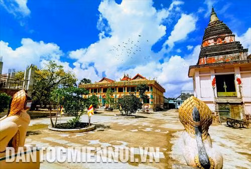 នៅទូទាំងតំបន់ ណាមបូ បច្ចុប្បន្នមានវត្តខ្មែរកាន់ពុទ្ធសាសនាទក្ខិណនិកាយជិត ៤៦០ ជាមជ្ឈមណ្ឌល វប្បធម៌ អប់រំ ជាទីកន្លែងប្រព្រឹត្តឡើងនូវសកម្មភាពសាសនា វប្បធម៌ប្រពៃណីរបស់បងប្អូនជនជាតិខ្មែរជាង ១,៣ លាននាក់ តែងប្រមូលផ្តុំគ្នាយ៉ាងច្រើនកុះករជាប្រចាំក្នុងឱកាសបុណ្យទាន បុណ្យចូលឆ្នាំថ្មី។ ក្នុងរូបថត៖ ខុសប្លែកពីរាល់ឆ្នាំ បរិវេណវត្ត ឃោសិតារាម (ឃុំ ហ៊ឹងហូយ ស្រុក វិញលើយ ខេត្ត បាកលៀវ) ស្ងប់ស្ងាត់ មិនគគ្រឹកគគ្រេង តែល្អប្រពៃក្នុងឱកាសបុណ្យចូលឆ្នាំប្រពៃណីឆ្នាំថ្មី ២០២០ ។ រូបថត៖ ថាញ់លៀម