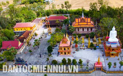 វត្ត បុប្ផារាម (ឃុំ ហ៊ឹងហូយ ស្រុក វិញលើយ ខេត្ត បាកលៀវ) មិនតុបតែងលម្អទទួលស្វាគមន៍បុណ្យចូលឆ្នាំថ្មីដូចរាល់ឆ្នាំឡើយ មិនមានវត្តមានពុទ្ធបរិស័ទណាឡើយក្នុងឱកាសបុណ្យចូលឆ្នាំថ្មីប្រពៃណីឆ្នាំ ២០២០។ រូបថត៖ ថាញ់លៀម នៅទូទាំងតំបន់ ណាមបូ បច្ចុប្បន្នមានវត្តខ្មែរកាន់ពុទ្ធសាសនាទក្ខិណនិកាយជិត ៤៦០ ជាមជ្ឈមណ្ឌល វប្បធម៌ អប់រំ ជាទីកន្លែងប្រព្រឹត្តឡើងនូវសកម្មភាពសាសនា វប្បធម៌ប្រពៃណីរបស់បងប្អូនជនជាតិខ្មែរជាង ១,៣ លាននាក់ តែងប្រមូលផ្តុំគ្នាយ៉ាងច្រើនកុះករជាប្រចាំក្នុងឱកាសបុណ្យទាន បុណ្យចូលឆ្នាំថ្មី។ ក្នុងរូបថត៖ ខុសប្លែកពីរាល់ឆ្នាំ បរិវេណវត្ត ឃោសិតារាម (ឃុំ ហ៊ឹងហូយ ស្រុក វិញលើយ ខេត្ត បាកលៀវ) ស្ងប់ស្ងាត់ មិនគគ្រឹកគគ្រេង តែល្អប្រពៃក្នុងឱកាសបុណ្យចូលឆ្នាំប្រពៃណីឆ្នាំថ្មី ២០២០ ។ រូបថត៖ ថាញ់លៀម