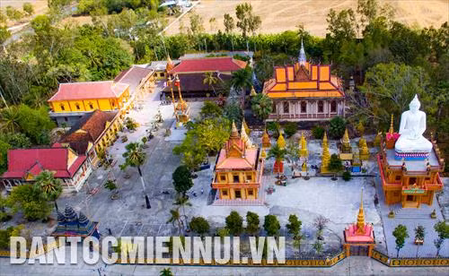 វត្ត បុប្ផារាម (ឃុំ ហ៊ឹងហូយ ស្រុក វិញលើយ ខេត្ត បាកលៀវ) មិនតុបតែងលម្អទទួលស្វាគមន៍បុណ្យចូលឆ្នាំថ្មីដូចរាល់ឆ្នាំឡើយ មិនមានវត្តមានពុទ្ធបរិស័ទណាឡើយក្នុងឱកាសបុណ្យចូលឆ្នាំថ្មីប្រពៃណីឆ្នាំ ២០២០។ រូបថត៖ ថាញ់លៀម នៅទូទាំងតំបន់ ណាមបូ បច្ចុប្បន្នមានវត្តខ្មែរកាន់ពុទ្ធសាសនាទក្ខិណនិកាយជិត ៤៦០ ជាមជ្ឈមណ្ឌល វប្បធម៌ អប់រំ ជាទីកន្លែងប្រព្រឹត្តឡើងនូវសកម្មភាពសាសនា វប្បធម៌ប្រពៃណីរបស់បងប្អូនជនជាតិខ្មែរជាង ១,៣ លាននាក់ តែងប្រមូលផ្តុំគ្នាយ៉ាងច្រើនកុះករជាប្រចាំក្នុងឱកាសបុណ្យទាន បុណ្យចូលឆ្នាំថ្មី។ ក្នុងរូបថត៖ ខុសប្លែកពីរាល់ឆ្នាំ បរិវេណវត្ត ឃោសិតារាម (ឃុំ ហ៊ឹងហូយ ស្រុក វិញលើយ ខេត្ត បាកលៀវ) ស្ងប់ស្ងាត់ មិនគគ្រឹកគគ្រេង តែល្អប្រពៃក្នុងឱកាសបុណ្យចូលឆ្នាំប្រពៃណីឆ្នាំថ្មី ២០២០ ។ រូបថត៖ ថាញ់លៀម