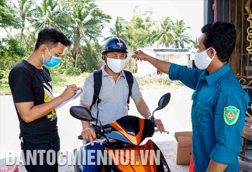 ក្រុមត្រួតពិនិត្យសីតុណ្ហភាពរាងកាយនៅវត្ត បុប្ផារាម (ឃុំ ហ៊ឹងហូយ ស្រុក វិញលើយ ខេត្ត បាកលៀវ) វាស់កម្តៅខ្លួនជូនប្រជាជនដែលអញ្ជើញមកកាន់វត្ត។ រូបថត៖ ថាញ់លៀម