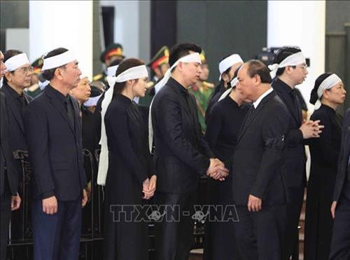 នាយករដ្ឋមន្ត្រី ង្វៀនស៊ន់ភុក អញ្ជើញរំលែកទុក្ខនឹងក្រុមគ្រួសារសាច់ញាតិលោកប្រធានរដ្ឋ ត្រឹនដាយក្វាង។ រូបថត៖ ទីភ្នាក់ងារព័ត៌មានវៀតណាម