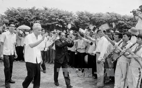 ប្រជាជនរដ្ឋធានី ហាណូយ បានស្វាគមន៍ដ៏កក់ក្តៅទទួលគណៈប្រតិភូរណសិរ្សសាមគ្គីសង្គ្រោះជាតិកម្ពុជា ដឹកនាំដោយលោកប្រធាន ហេងសំរិន អញ្ជើញមកបំពេញទស្សនកិច្ចនៅប្រទេស វៀតណាម ថ្ងៃទី ២២ ខែ សីហា ឆ្នាំ ១៩៧៩។ រូបថត៖ ឯកសារទីភ្នាក់ងារព័ត៌មានវៀតណាម