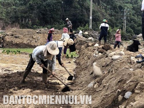 កម្មាភិបាលបំពេញការងារប្រជាចលនាចូលរួមជាមួយនឹង បងប្អូនជនជាតិរៀបចំសម្អាតដីថ្មបន្ទាប់ពីទឹកជំនន់ កម្មាភិបាលបំពេញការងារប្រជាចលនាចូលរួមជាមួយនឹង បងប្អូនជនជាតិរៀបចំសម្អាតដីថ្មបន្ទាប់ពីទឹកជំនន់