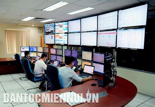 ប្រជាជនឆែកមើលព័ត៌មានដោយស្វ័យប្រវត្តិនៅទីស្នាក់ការនៃគណៈកម្មាធិការប្រជាជនខណ្ឌលេខ ១ អនុវត្តបច្ចេកវិទ្យាព័ត៌មានដើម្បីដោះស្រាយរាល់បែបបទរដ្ឋបាលនៅគណៈកម្មាធិការប្រជាជនខណ្ឌលេខ ១២ ឃ្លាំងទិន្នន័យប្រើប្រាស់រួមនៃទីក្រុង ហូជីមិញ (ដំណាក់កាលទី ១) បច្ចុប្បន្ននេះកំពុងដំណើរការនៅក្នុងមជ្ឈមណ្ឌលផ្នែកទន់ ក្វាងទ្រុង លើមូលដ្ឋានបូកបញ្ចូលរាល់ទិន្នន័យដែលមានស្រាប់របស់មន្ទីរ ផ្នែកផ្សេងៗ