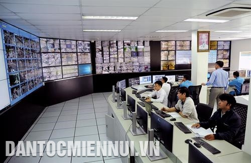 មជ្ឈមណ្ឌលតាមដាននិងបញ្ជាណែនាំចរាចរណ៍ទីក្រុង ហូជីមិញ បានបូកបញ្ចូលប្រព័ន្ធតាមដាន រាប់ចំនួនយានយន្តនៃលំហូរចរាចរណ៍ ដោះស្រាយរាល់ឧបទ្ទវហេតុចរាចរណ៍ ធានាសន្តិសុខសណ្តាប់ធ្នាប់នៅភូមិសាស្រ្តទីក្រុង