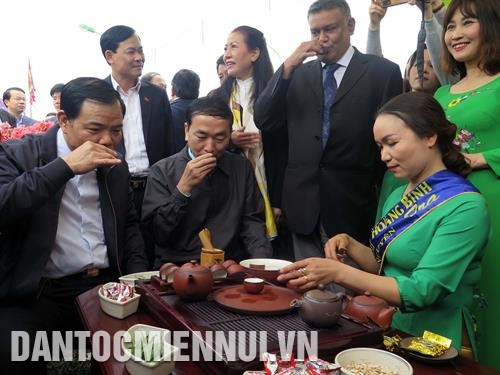 ក្រេបរសជាតិតែពិសេសប្រចាំតំបន់នៅ តឹនគឿង ក្នុងពិធីបុណ្យ "រសពិដោរនៃនិទាឃរដូវ - តំបន់តែពិសេសប្រចាំតំបន់ តឹនគឿង" នៅខែ កុម្ភៈ ឆ្នាំ ២០១៨