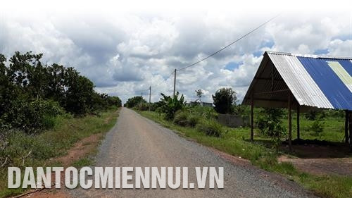 ផ្លូវចូលទៅតំបន់ស្ថិរនិវាសដ្ឋានស្ថិរវប្បកម្ម ឡុកថាញ់ បានចាក់កៅស៊ូមាំទាំ ជួយអោយបងប្អូនជនជាតិនៅទីនេះងាយស្រួលក្នុងការធ្វើដំណើរទៅមក ផ្លូវចូលទៅតំបន់ស្ថិរនិវាសដ្ឋានស្ថិរវប្បកម្ម ឡុកថាញ់ បានចាក់កៅស៊ូមាំទាំ ជួយអោយបងប្អូនជនជាតិនៅទីនេះងាយស្រួលក្នុងការធ្វើដំណើរទៅមក