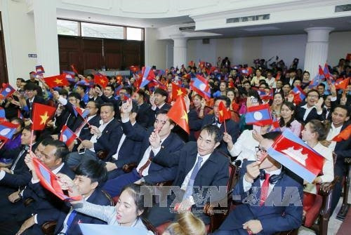 ក្នុងក្របខណ្ឌកម្មវិធីនៃកិច្ចប្រជុំប្រធានរណសិរ្សទាំងបីប្រទេស កម្ពុជា - ឡាវ - វៀតណាម កាលពីរសៀលថ្ងៃទី ២៥ មិថុនា ឆ្នាំ ២០១៧ នៅសាកលវិទ្យាល័យជាតិ ហាណូយ ប្រធានគណៈកម្មាធិការមជ្ឈិមរណសិរ្សមាតុភូមិវៀតណាម លោក ត្រឹនថាញ់ម៉ឹន លោកជំទាវឧបនាយករដ្ឋមន្រ្តីនៃព្រះរាជាណាចក្រកម្ពុជា ប្រធានសមាគមមិត្តភាពកម្ពុជា - វៀតណាម ម៉ែន សំអន ប្រធានគណៈកម្មាធិការមជ្ឈិមរណសិរ្សឡាវកសាងជាតិ សាយសោមផន ភូមិវិហាន អញ្ជើញជួបប្រជុំជាមួយយុវជននិងនិស្សិតគំរូៗ ទាំងបីប្រទេសដែលកំពុងសិក្សារៀនសូត្រ បំពេញការងារនៅរដ្ឋធានី ហាណូយ។ ក្នុងរូបភាព៖ ទិដ្ឋភាពក្នុងកម្មវិធីជួបប្រាស្រ័យ។ រូបថត៖ ទីភ្នាក់ងារព័ត៌មានវៀតណាម