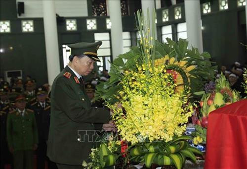 គណៈប្រតិភូគណៈកម្មាធិការបក្សនៃនគរបាលមជ្ឈិម ក្រសួងនគរបាល ដឹកនាំដោយឧត្តមសេនីយ៍ឯកបម្រុងលោក ទោឡឹម សមាជិកការិយាល័យនយោបាយ លេខាគណៈកម្មាធិការបក្សនៃនគរបាលមជ្ឈិម រដ្ឋមន្រ្តីក្រសួងនគរបាល អញ្ជើញគោររព្ធវិញ្ញាណក្ខន្ធសពប្រធានរដ្ឋ ត្រឹនដាយក្វាង។ រូបថត៖ ទីភ្នាក់ងារព័ត៌មានវៀតណាម