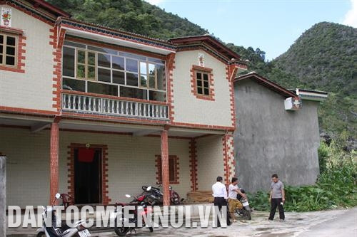 អាស្រ័យដោយដំណើរការអនុវត្តយ៉ាងប្តូរផ្តាច់នូវបណ្ដាទម្រង់រូបភាពអភិវឌ្ឍន៍សេដ្ឋកិច្ច ជាពិសេសគឺទម្រង់រូបភាពសេដ្ឋកិច្ចចម្រុះ អត្រាគ្រួសារក្រីក្រនៅឃុំ ស៊ិញលុង បានធ្លាក់ចុះខ្លាំង ទម្រង់រូបភាពសេដ្ឋកិច្ចចម្រុះផ្សារភ្ជាប់ផលិតកម្មលក្ខណៈពាណិជ្ជកម្មទីផ្សារបានជួយអោយរាប់រយគ្រួសារបងប្អូនជនជាតិនៅតំបន់ខ្ពស់នៃខេត្ត ហាយ៉ាង រួចផុតពីភាពក្រីក្រ ឈានឡើងធ្វើមានធ្វើបានជាជំហានៗ។ ក្នុងរូបថត៖ បង ស៊ិញមីគើ នៅភូមិ ម៉ាត្រេ ឃុំ ស៊ិញលុង ស្រុក ដុងវ៉ាន់ ថែទាំចម្ការសារី