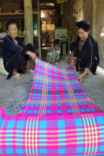 អភិវឌ្ឍន៍របរត្បាញសំពត់សង្កឹមប្រពៃណីរួមចំណែកបង្កើតការងារធ្វើ បង្កើនប្រាក់ចំណូលនិងរក្សារាល់តម្លៃវប្បធម៌របស់ជនជាតិ តៃ នៅ  ហាមអៀន ផងដែរ ពីសំពត់សង្កឹម ប្រជាជននៅ ហាមអៀន ផលិតចេញជាមុខទំនិញល្អឯកជាច្រើន  ដូចជា៖ ស្រោមខ្នើយ ស្រោមភួយ កន្សែង ថង់យួរ វត្ថុអនុស្សាវរីយ៍... ត្រូវបានភ្ញៀវទេសចរនិយមចូលចិត្ត