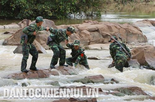 នាទីសម្រាកតាមផ្លូវក្នុងដំណើរយាមល្បាតរបស់យុទ្ធជនស៊ើបការណ៍ទាំងឡាយនៃប៉ុស្តិ៍ការពារព្រំដែន អៀហ្លែវ (ខេត្ត ដាក់ឡាក់) កងកម្លាំងការពារព្រំដែននិងបងប្អូនជនជាតិនៅខេត្ត ដាក់ឡាក់ ផ្សារភ្ជាប់ស្អិតល្មួតរួមគ្នាការពារសន្តិសុខសណ្តាប់ធ្នាប់ សុវត្ថិភាពខ្សែបន្ទាត់ព្រំដែន បង្គោលព្រំដែនរក្សាភាពសុខសាន្តត្រាណនៅព្រំប្រទល់ យុទ្ធជនទាំងឡាយនៃប៉ុស្តិ៍ការពារព្រំដែនខេត្ត ដាក់ឡាក់ យាមល្បាតនៅតំបន់ទន្លេ ស្រែពក កម្មាភិបាលយុទ្ធជនប៉ុស្តិ៍ការពារព្រំដែន អៀហ្លែវ (ខេត្ត ដាក់ឡាក់) យាមល្បាត ដោយទូកកាណូតនៅចំណុចបំបែកបីនៃដៃទន្លេព្រំដែន