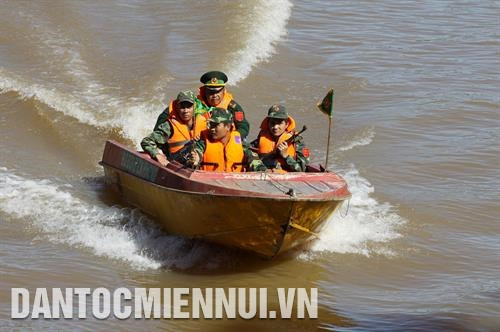 នាទីសម្រាកតាមផ្លូវក្នុងដំណើរយាមល្បាតរបស់យុទ្ធជនស៊ើបការណ៍ទាំងឡាយនៃប៉ុស្តិ៍ការពារព្រំដែន អៀហ្លែវ (ខេត្ត ដាក់ឡាក់) កងកម្លាំងការពារព្រំដែននិងបងប្អូនជនជាតិនៅខេត្ត ដាក់ឡាក់ ផ្សារភ្ជាប់ស្អិតល្មួតរួមគ្នាការពារសន្តិសុខសណ្តាប់ធ្នាប់ សុវត្ថិភាពខ្សែបន្ទាត់ព្រំដែន បង្គោលព្រំដែនរក្សាភាពសុខសាន្តត្រាណនៅព្រំប្រទល់ យុទ្ធជនទាំងឡាយនៃប៉ុស្តិ៍ការពារព្រំដែនខេត្ត ដាក់ឡាក់ យាមល្បាតនៅតំបន់ទន្លេ ស្រែពក កម្មាភិបាលយុទ្ធជនប៉ុស្តិ៍ការពារព្រំដែន អៀហ្លែវ (ខេត្ត ដាក់ឡាក់) យាមល្បាត ដោយទូកកាណូតនៅចំណុចបំបែកបីនៃដៃទន្លេព្រំដែន