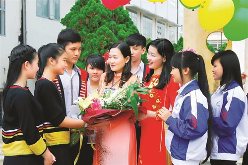 អ្នកគ្រូនិងសិស្សវិទ្យាល័យជនជាតិអន្តេវាសិកខេត្ត យ៉ាឡាយក្នុងថ្ងៃបើកបវេសនកាលឆ្នាំសិក្សាថ្មី ២០១៦ - ២០១៧