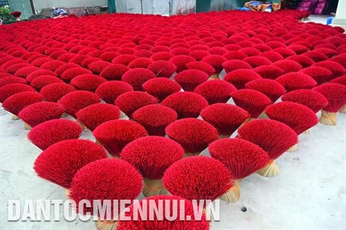 បន្ទាប់ពីលញ់រួចរាល់ធូបនឹងត្រូវបានយកទៅហាលថ្ងៃដើម្បីរក្សាក្លិនក្រអូបធម្មជាតិ អញ្ជើញមកដល់ ក្វាងភូកូវ រូបភាពដែលងាយប្រទះឃើញគឺបាច់ឆ្អឹងធូបក្រហមឆ្អៅដូច  "បាច់ផ្កា"