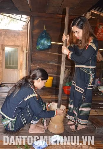 បុកស្លឹកយ៉ាវនឹងម្សៅអង្ករ គ្រឿងផ្សំដ៏សំខាន់ពីរ មិនអាចជំនួសបានរបស់មុខម្ហូបសម្លម្សៅស្លឹកយ៉ាវ។ រូបថត៖ ហ្វាយធូ