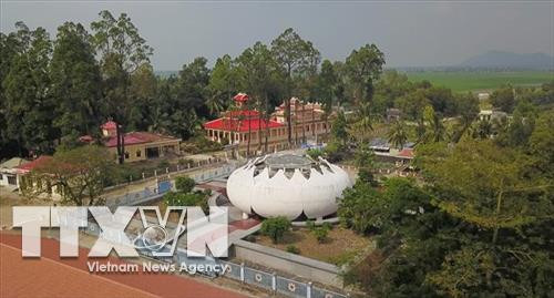 តំបន់ផ្នូរ បាជុក នៅស្រុក ទ្រីទូន (ខេត្ត អានយ៉ាង) ជាកេរដំណែលប្រវត្ដិសាស្ដ្រថ្នាក់ជាតិ ទីកន្លែងរក្សាទុក ដាក់តាំងបង្ហាញនូវគ្រោងឆ្អឹងមនុស្ស ១.១៥៩ តួឆ្អឹងរបស់ប្រជាជនដែលត្រូវទាហាន ប៉ុលពត សម្លាប់ចោល។ រូបថត៖ ទីភ្នាក់ងារព័ត៌មានវៀតណាម