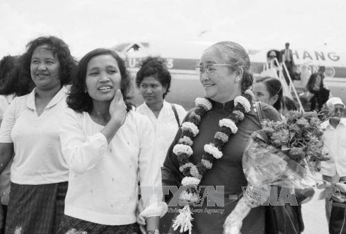 សមមិត្ត ង្វៀនធីឌិញ សមាជិកនៃគណៈកម្មាធិការមជ្ឈិមបក្ស ប្រធានសមាគមសហព័ន្ធនារីវៀតណាម អញ្ជើញទៅចូលរួមកិច្ចប្រជុំប្រឡងប្រណាំង "៥ ល្អ" ទូទាំងប្រទេសលើកទីមួយនៃសមាគមនារី កម្ពុជា (ថ្ងៃទី ២៨ ខែ កុម្ភៈ ឆ្នាំ ១៩៨៥)។ រូបថត៖ ឯកសារទីភ្នាក់ងារព័ត៌មានវៀតណាម