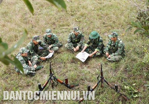 នាទីសម្រាកតាមផ្លូវក្នុងដំណើរយាមល្បាតរបស់យុទ្ធជនស៊ើបការណ៍ទាំងឡាយនៃប៉ុស្តិ៍ការពារព្រំដែន អៀហ្លែវ (ខេត្ត ដាក់ឡាក់) កងកម្លាំងការពារព្រំដែននិងបងប្អូនជនជាតិនៅខេត្ត ដាក់ឡាក់ ផ្សារភ្ជាប់ស្អិតល្មួតរួមគ្នាការពារសន្តិសុខសណ្តាប់ធ្នាប់ សុវត្ថិភាពខ្សែបន្ទាត់ព្រំដែន បង្គោលព្រំដែនរក្សាភាពសុខសាន្តត្រាណនៅព្រំប្រទល់ យុទ្ធជនទាំងឡាយនៃប៉ុស្តិ៍ការពារព្រំដែនខេត្ត ដាក់ឡាក់ យាមល្បាតនៅតំបន់ទន្លេ ស្រែពក កម្មាភិបាលយុទ្ធជនប៉ុស្តិ៍ការពារព្រំដែន អៀហ្លែវ (ខេត្ត ដាក់ឡាក់) យាមល្បាត ដោយទូកកាណូតនៅចំណុចបំបែកបីនៃដៃទន្លេព្រំដែន