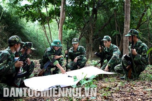 យុទ្ធជនស៊ើបការណ៍ទាំងឡាយនៃប៉ុស្តិ៍ការពារព្រំដែន អៀហ្លែវ (ខេត្ត ដាក់ឡាក់) យាមល្បាតតំបន់ខ្សែក្រវ៉ាត់ព្រំដែន