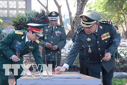 នៅថ្ងៃទី ៤ ខែ មករា ឆ្នាំ ២០១៩ ក្នុងឱកាសខួបរំលឹកអនុស្សាវរីយ៍លើកទី ៤០ នៃទិវាជ័យជម្នះ សង្គ្រាមនៅព្រំប្រទល់ភាគនិរតីនៃមាតុភូមិ រួមជាមួយប្រជាជនកម្ពុជាទទួលជ័យជម្នះរបបប្រល័យ ពូជសាសន៍ ប៉ុលពត(ថ្ងៃទី ៧ ខែ មករា ឆ្នាំ ១៩៧៩ -ថ្ងៃទី ៧ ខែ មករា ឆ្នាំ ២០១៩)គណៈប្រតិភូ កម្មាភិបាលជាន់ខ្ពស់នៃបញ្ជាការដ្ឋានយោធភូមិភាគ ទី ១ ដែលដឹកនាំដោយឧត្តមសេនីយ៍ឯក ហួតឈាង - មេបញ្ជាការរងកងទ័ពជើងគោកនិងជាមេបញ្ជាការយោធភូមិភាគទី១ យោធពល ខេមរភូមិន្ទ ធ្វើជាប្រធានគណៈប្រតិភូនិងថ្នាក់ដឹកនាំខេត្តទាំង ៣ គឺខេត្ត រតនគិរីស្ទឹងត្រែង និង មណ្ឌលគីរី - ព្រះរាជាណាចក្រកម្ពុជាអញ្ជើញមកអុជធូបបូជានៅទីបញ្ចុះសពយុទ្ធជនពលី ឌឹកកើ ខេត្ត យ៉ាឡាយ។ ក្នុងរូបថត៖ប្រតិភូទាំងឡាយអញ្ជើញអុជធូបបូជាក្នុងពិធីរំលឹកវិញ្ញាណក្ខន្ធ។ រូបថត៖ ទីភ្នាក់ងារព័ត៌មានវៀតណាម