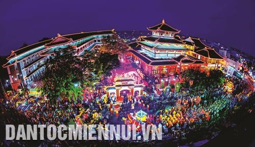 ទីសក្ការៈបូជា បាជួស៊ឺ (Bà Chúa Xứ) គឺជាកេរតំណែលប្រវត្តិសាស្រ្តថ្នាក់ជាតិ មួយឆ្នាំៗ ទាក់ទាញភ្ញៀវប្រមា ណ ៤ លានលើកនាក់មកទស្សនានិងធ្វើធម្មយាត្រាគោរពបូជា ភ្ញៀវទេសចរមកទស្សនាអាគារតាំងវត្ថុបុរាណនៅទីសក្ការៈ ថ្វយង៉ុកហូវស្ថិតនៅក្នុងបណ្តុំនៃមណ្ឌលទេសចរណ៍ជាតិ នូយសាម ជារៀងរាល់ឆ្នាំ ពិធីបុណ្យ វៀបាជួស៊ឺនូយសាម (Vía Bà Chúa Xứ Núi Sam) ត្រូវបានចាត់តាំងឡើងយ៉ាងឱឡារិកចាប់ពីថ្ងៃទី ២៣ - ២៧ ខែ ៤ (ចន្ទគតិ) កុ្នងនោះថ្ងៃបុណ្យសំខាន ់គឺថ្ងៃទី ២៥ ទីសក្ការៈបូជា បាជួស៊ឺ (Bà Chúa Xứ) គឺជាកេរតំណែលប្រវត្តិសាស្រ្តថ្នាក់ជាតិ មួយឆ្នាំៗ ទាក់ទាញភ្ញៀវប្រមា ណ ៤ លានលើកនាក់មកទស្សនានិងធ្វើធម្មយាត្រាគោរពបូជា ភ្ញៀវទេសចរមកទស្សនាអាគារតាំងវត្ថុបុរាណនៅទីសក្ការៈ ថ្វយង៉ុកហូវស្ថិតនៅក្នុងបណ្តុំនៃមណ្ឌលទេសចរណ៍ជាតិ នូយសាម ជារៀងរាល់ឆ្នាំ ពិធីបុណ្យ វៀបាជួស៊ឺនូយសាម (Vía Bà Chúa Xứ Núi Sam) ត្រូវបានចាត់តាំងឡើងយ៉ាងឱឡារិកចាប់ពីថ្ងៃទី ២៣ - ២៧ ខែ ៤ (ចន្ទគតិ) កុ្នងនោះថ្ងៃបុណ្យសំខាន ់គឺថ្ងៃទី ២៥