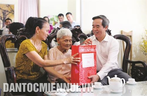 សមាជិកការិយាល័យនយោបាយ លេខាមជ្ឈិមបក្ស លោក ង្វៀនវ៉ាន់ប៊ិញ អញ្ជើញសួរសុខទុក្ខនិងជូនអំណោយដល់ក្រុមគ្រួសារវីរមាតា វៀតណាម ឌាន់ធីយៀប នៅទីក្រុង សឺនឡា