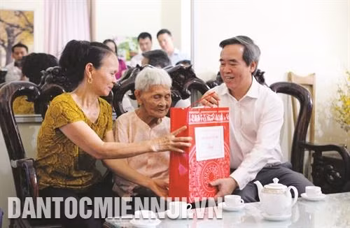 សមាជិកការិយាល័យនយោបាយ លេខាមជ្ឈិមបក្ស លោក ង្វៀនវ៉ាន់ប៊ិញ អញ្ជើញសួរសុខទុក្ខនិងជូនអំណោយដល់ក្រុមគ្រួសារវីរមាតា វៀតណាម ឌាន់ធីយៀប នៅទីក្រុង សឺនឡា