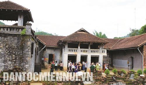 ប្រតិភូជាវីរមាតា វៀតណាម សាច់ញាតិ ក្រុមគ្រួសារយុទ្ធជនពលី យុទ្ធជនពិការដ៏ឆ្នើមទាំងឡាយនៅតំបន់ តីបាក់ អញ្ជើញទស្សនាមណ្ឌលកេរតំណែលជាតិពិសេស គុក សឺនឡា