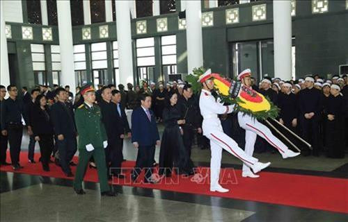 គណៈប្រតិភូនៃគណៈកម្មធិការឃោសនាអប់រំមជ្ឈិម ដឹកនាំដោយសមមិត្ត ទ្រឿងធីមាយ សមាជិកការិយាល័យនយោបាយ សមាជិកនៃគណៈលេខាមជ្ឈិមបក្ស ប្រធានគណៈកម្មាធិការឃោសនាអប់រំមជ្ឈិម អញ្ជើញគោររព្ធវិញ្ញាណក្ខន្ធសពប្រធានរដ្ឋ ត្រឹនដាយក្វាង។ រូបថត៖ ទីភ្នាក់ងារព័ត៌មានវៀតណាម