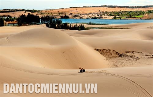 ខេត្ត ប៊ិញធន់ បានឆ្លៀតប្រើប្រាស់យ៉ាងល្អនូវទីតាំងភូមិសាស្រ្តនិងទាញយកផលយ៉ាងពេញទំហឹងពីឧត្តមភាពនៃសណ្ឋានដី ទេសភាព ធនធានទេសចរណ៍ខ្សាច់ ខ្យល់អាកាស សមុទ្រ ...