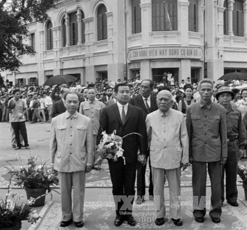 លោកប្រធានរដ្ឋ តូនឌឹកថាំង ប្រធានគណៈកម្មាធិការអចិន្ត្រៃយ៍នៃរដ្ឋសភា ទ្រឿងជិញ នាយករដ្ឋមន្រ្តី ផាមវ៉ាន់ដុង ឧបនាយករដ្ឋមន្រ្តី - នាយឧត្តមសេនីយ៍ វ៉ង្វៀនយ៉ាប អញ្ជើញទទួលស្វាគមន៍ចំពោះសម្តេចព្រះប្រមុខរដ្ឋនៃព្រះរាជាណាចក្រកម្ពុជា និងជាប្រធានរណសិរ្សបង្រួបបង្រួមជាតិកម្ពុជា នរោត្តម សីហនុ យាងទស្សនកិច្ចជាផ្លូវការប្រទេស វៀតណាម (ថ្ងៃទី ២៥ ខែ ឧសភា ដល់ថ្ងៃទី ០៨ ខែ មិថុនា ឆ្នាំ ១៩៧០)។ រូបថត៖ ឯកសារទីភ្នាក់ងារព័ត៌មានវៀតណាម