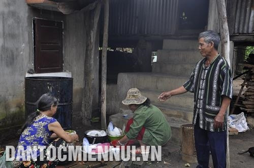 ទោះបីជាមានអាយុជាង ៨០ ឆ្នាំហើយក្ដីប៉ុន្តែនៅពេលទំនេរចាស់ភូមិ អាងុយហ៍នៅតែឧស្សាហ៍អញ្ជើញមកដល់ក្រុមគ្រួសារនីមួយៗដើម្បីឃោសនាផ្សព្វផ្សាយពីគោលការណ៍របស់បក្សគោលនយោបាយច្បាប់របស់រដ្ឋ