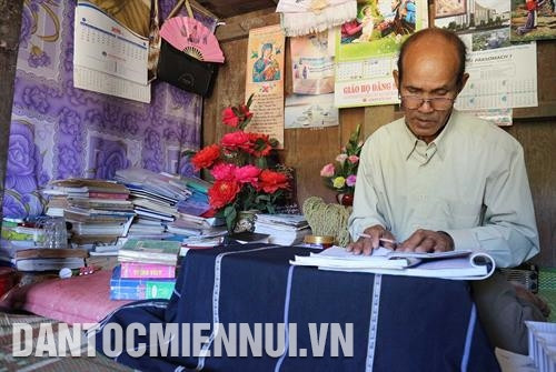 ចាស់ភូមិ យ៉ាលាន់ រៀបរៀងឯកសារ ត្រៀមរៀបចំខ្លឹមសារបង្ហាត់បង្រៀនភាសា ជូរូ អោយ កម្មាភិបាលនៅមូលដ្ឋាន ចាស់ភូមិ យ៉ាលាន់ ចូលរួមរៀបរៀងគម្រោងបង្រៀន សៀវភៅ វចនានុក្រមទ្វេភាសា វៀតណាម - ជូរូ ជួយពាំនាំភាសា ជូរូ មកជិតជាងនឹងអ្នកសិក្សា ក្នុងពិធីលើកតម្កើងអ្នកមានកិត្យានុភាព បញ្ញវន្ត សហគ្រិនជនជាតិភាគតិចគំរូទូទាំងប្រទេសឆ្នាំ ២០១៧ ចាស់ភូមិ យ៉ាលាន់ មានកិត្តិយសបានទទួលប័ណ្ណសរសើររបស់នាយករដ្ឋមន្ត្រីនៃរដ្ឋាភិបាល