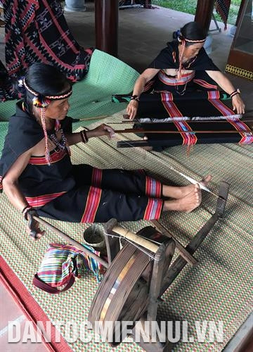 សម្តែងបង្ហាញការស្រាវសរសៃអំបោះ ត្បាញសំពត់សង្កិមរបស់ជនជាតិ ហ្សែទ្រៀង (ខេត្ត កនទុម)