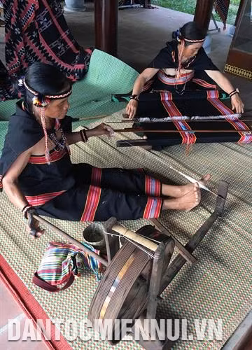 សម្តែងបង្ហាញការស្រាវសរសៃអំបោះ ត្បាញសំពត់សង្កិមរបស់ជនជាតិ ហ្សែទ្រៀង (ខេត្ត កនទុម)
