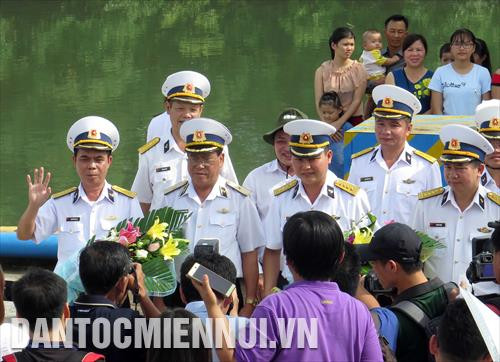 បញ្ជាការដ្ឋានតំបន់ទី ២ នៃកងទ័ពជើងទឹកជូនដំណើរក្រុមការងារចេញដំណើរបំពេញកាតព្វកិច្ច។ រូបថត៖ ញូយ៉ាង