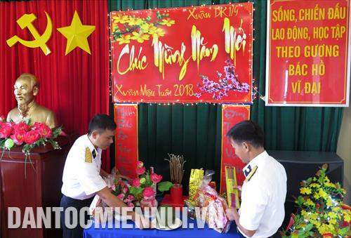 តុបតែងលម្អហ៊ឹងសក្ការបូជាមាតុភូមិ ត្រៀមទទូលនិទាឃរដូវឆ្នាំ ច សំរឹទ្ធិស័ក ២០១៨។ រូបថត៖ ញូយ៉ាង