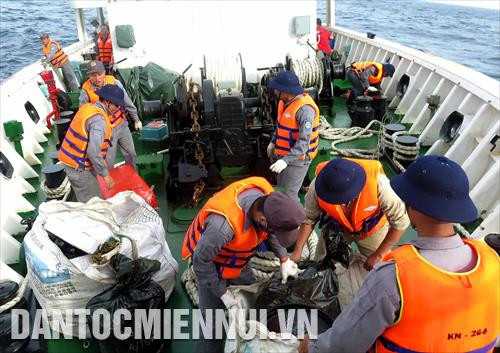 បញ្ជូនវត្ថុអំណោយបុណ្យចូលឆ្នាំថ្មីពីនាវារបស់ក្រុមការងារឡើងទៅលើផ្ទះសង់លើជើងទម្ររន្ទាខ្ពស់ផុតពីផ្ទៃទឹកសមុទ្រ។ រូបថត៖ ញូយ៉ាង