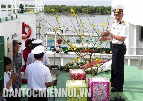 ក្រៅពីគឿងប្រើប្រាស់ចាំបាច់ប្រចាំថ្ងៃគ្រប់ប្រភេទ បណ្តាមែកអង្គាសិល ព្រូន អ័រគីដេជាដើម ត្រូវបានវេចខ្ចប់ដឹកជញ្ជូនតាម ដូចជាពាំនាំនិទាឃរដូវពីដីគោកចេញមកផ្ទះរន្ទា សមុទ្រកោះ។ រូបថត៖ ញូយ៉ាង
