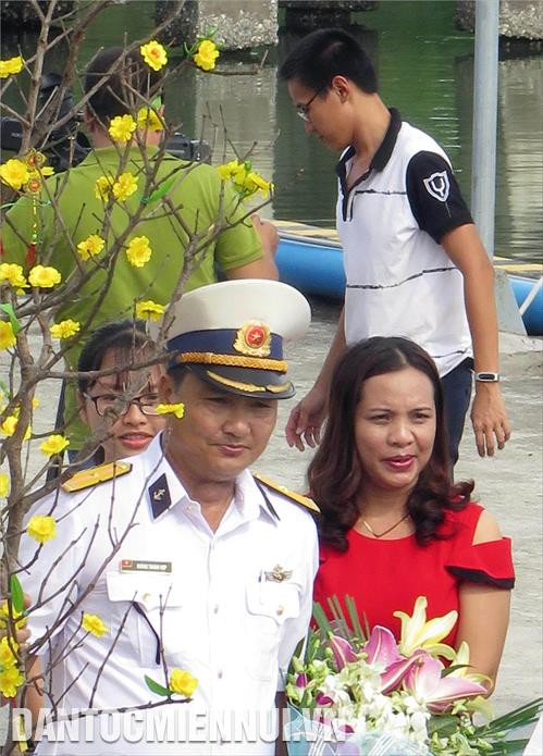 ក្រៅពីគឿងប្រើប្រាស់ចាំបាច់ប្រចាំថ្ងៃគ្រប់ប្រភេទ បណ្តាមែកអង្គាសិល ព្រូន អ័រគីដេជាដើម ត្រូវបានវេចខ្ចប់ដឹកជញ្ជូនតាម ដូចជាពាំនាំនិទាឃរដូវពីដីគោកចេញមកផ្ទះរន្ទា សមុទ្រកោះ។ រូបថត៖ ញូយ៉ាង