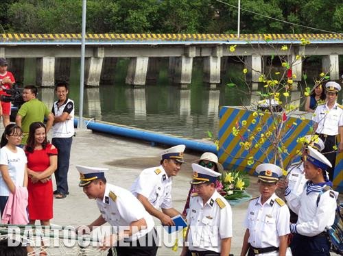 ក្រៅពីគឿងប្រើប្រាស់ចាំបាច់ប្រចាំថ្ងៃគ្រប់ប្រភេទ បណ្តាមែកអង្គាសិល ព្រូន អ័រគីដេជាដើម ត្រូវបានវេចខ្ចប់ដឹកជញ្ជូនតាម ដូចជាពាំនាំនិទាឃរដូវពីដីគោកចេញមកផ្ទះរន្ទា សមុទ្រកោះ។ រូបថត៖ ញូយ៉ាង