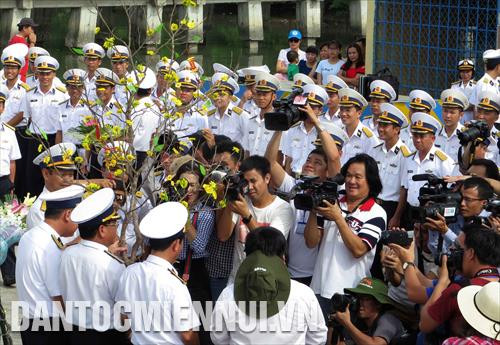បញ្ជាការដ្ឋានតំបន់ទី ២ នៃកងទ័ពជើងទឹកជូនដំណើរក្រុមការងារចេញដំណើរបំពេញកាតព្វកិច្ច។ រូបថត៖ ញូយ៉ាង