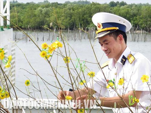 ក្រៅពីគឿងប្រើប្រាស់ចាំបាច់ប្រចាំថ្ងៃគ្រប់ប្រភេទ បណ្តាមែកអង្គាសិល ព្រូន អ័រគីដេជាដើម ត្រូវបានវេចខ្ចប់ដឹកជញ្ជូនតាម ដូចជាពាំនាំនិទាឃរដូវពីដីគោកចេញមកផ្ទះរន្ទា សមុទ្រកោះ។ រូបថត៖ ញូយ៉ាង