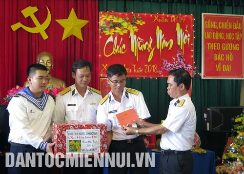 លោកវរសេនីយ៍ឯក ង្វៀនក្វឹកវ៉ាន់ អនុប្រធានអគ្គស្នងការនយោបាយ តំបន់ទី ២ នៃកងទ័ពជើងទឹក ប្រធានក្រុមការងារលេខទី ១ អញ្ជើញប្រគល់វត្ថុអំណោយរបស់ប្រធានរដ្ឋជូនចំពោះយុទ្ធជនប្រចាំការនៅផ្ទះសង់លើជើងទម្ររន្ទាផុតពីផ្ទៃទឹកសមុទ្រ DK1/9។ រូបថត៖ ញូយ៉ាង