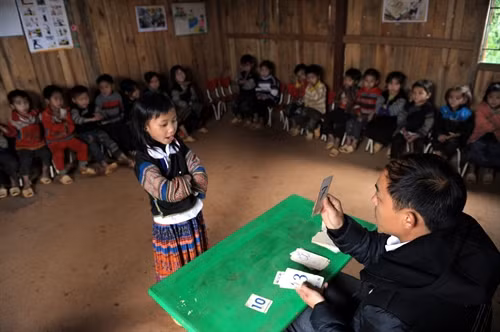 លោកគ្រូ គឺអាយ៉ាង បានអោយដឹងថា៖ បង្រៀនកុមារត្រូវចេះលួងលោមនិងអត់ធ្មត់។ មានពេលខ្លះ ខ្ញុំត្រូវរ៉ាប់រ៉ងទាំងតួនាទីជា "ឪពុក" ក្នុងថ្នាក់រៀនដើម្បីណែនាំប្អូនៗ រៀនមេរៀន