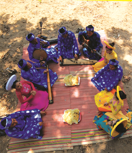 ចំរៀងប្រជាប្រិយ ឌើនកាតាយទឺ មិនរើសមុខអ្នកសំដែង គឺអាចប្រគំឡើងនៅគ្រប់ទីកន្លែងតាមតែទំនើងអារម្មណ៍របស់គេ